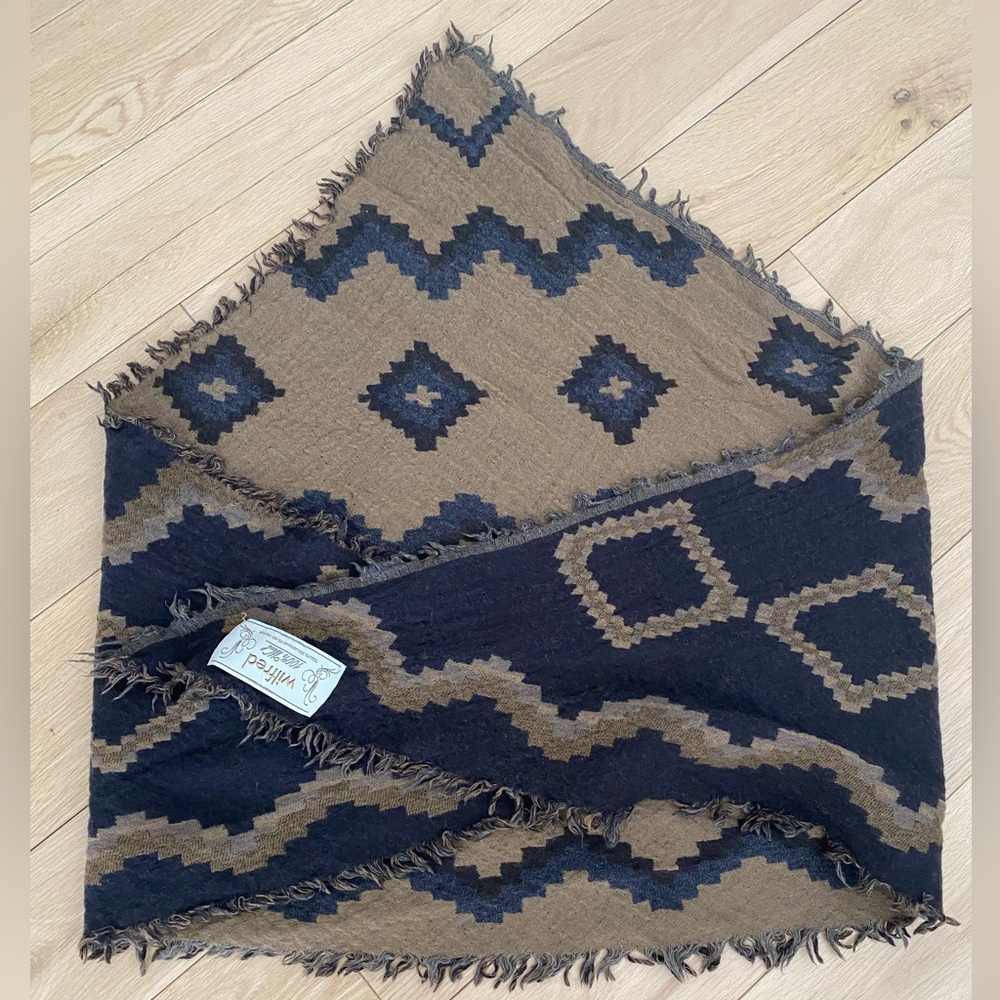 Wilfred Aritzia Diamond Triangle Scarf
